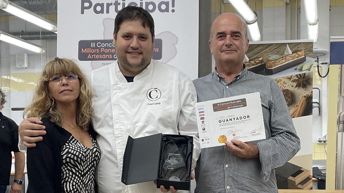 Oriol Carrió, de la pastelería Carrió, recibe el premio que le distingue como ganador del concurso de los mejores ’panellets’ de Catalunya. Oriol Carrió, de la pastelería Carrió, recibe el premio que le distingue como ganador del concurso de los mejores ’panellets’ de Catalunya.
