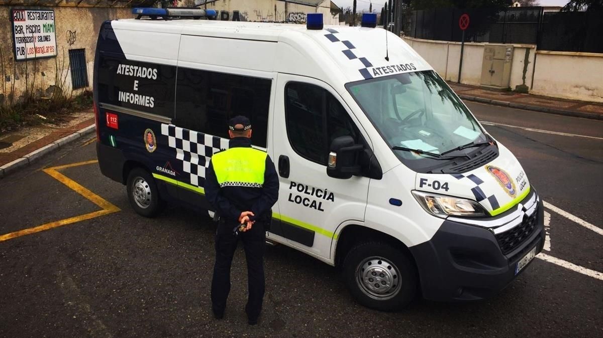 Un vehículo y un agentes de la Policía Local de Granada Un vehículo y un agentes de la Policía Local de Granada