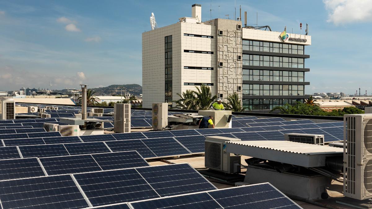 Instalación de placas solares en edificios de Mercabarna. 