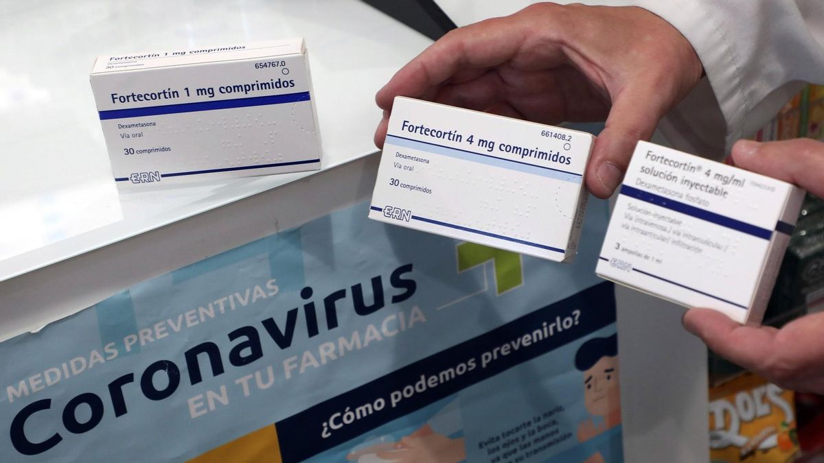 Un farmacéutico muestra dos envases de dexametasona en su farmacia de Santiago de Compostela en junio pasado. Un farmacéutico muestra dos envases de dexametasona en su farmacia de Santiago de Compostela en junio pasado.