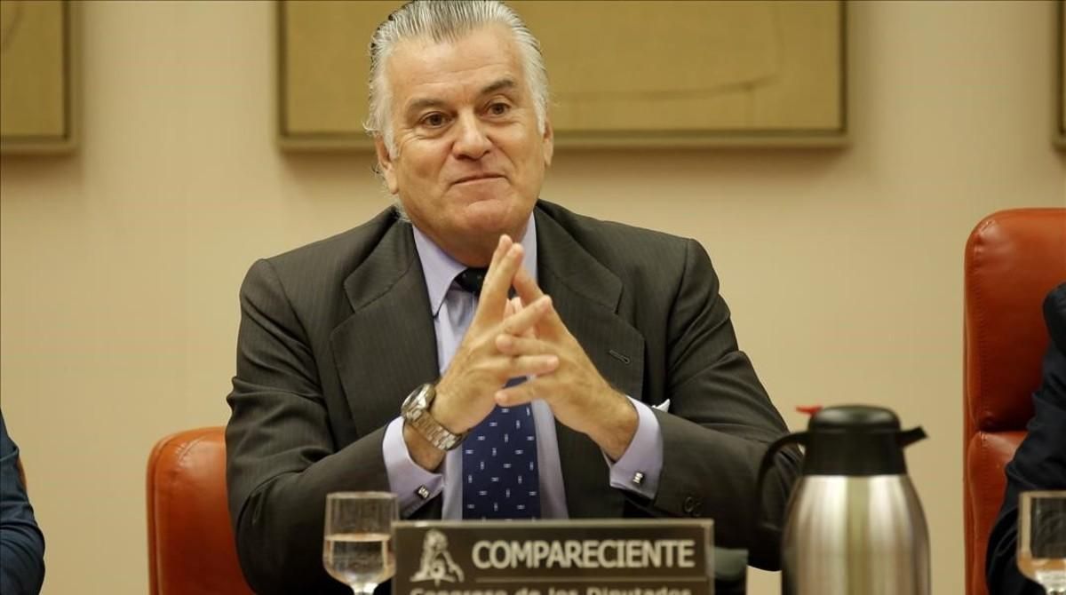 Luis Bárcenas, en su comparecencia ante la comisión que investiga la caja b del PP en el Congreso. Luis Bárcenas, en su comparecencia ante la comisión que investiga la caja b del PP en el Congreso.