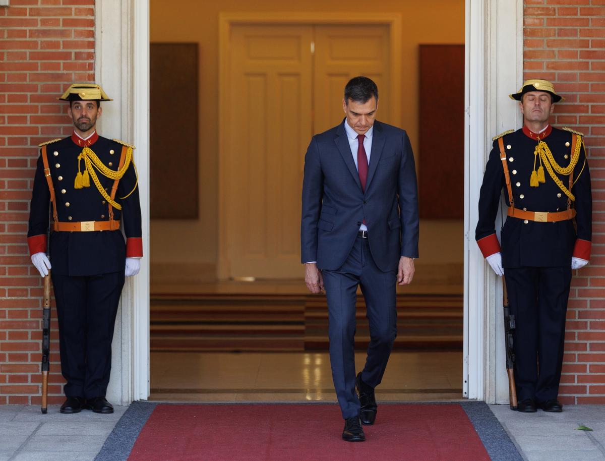El presidente del Gobierno de España, Pedro Sánchez, sala para recibir al presidente de la República de Lituania, en el Palacio de la Moncloa, a 10 de mayo de 2023, en Madrid (España).
