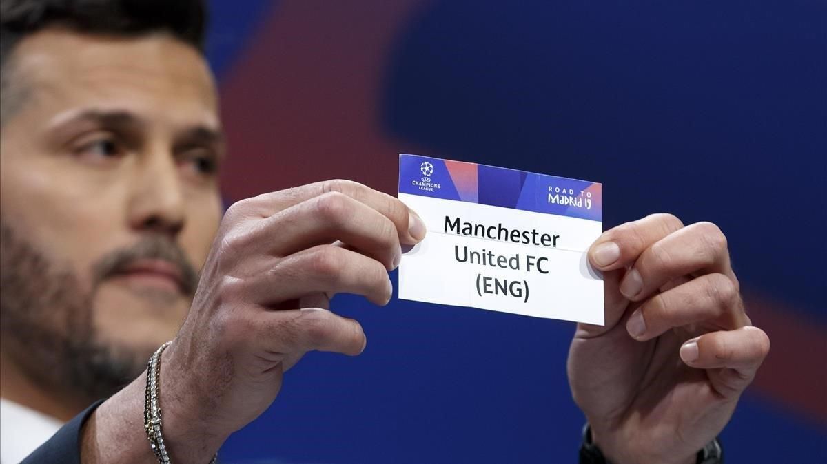 El exportero brasileño Julio Cesar muestra la papeleta del Manchester United, rival del Barça en cuartos de Champions. El exportero brasileño Julio Cesar muestra la papeleta del Manchester United, rival del Barça en cuartos de Champions.