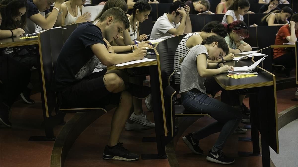 Estudiantes durante una prueba de selectividad en la Universitat Pompeu Fabra, el pasado junio. Estudiantes durante una prueba de selectividad en la Universitat Pompeu Fabra, el pasado junio.