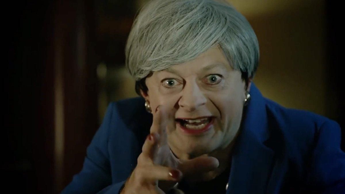 Andy Serkis, parodiando a Theresa May. Andy Serkis, parodiando a Theresa May.