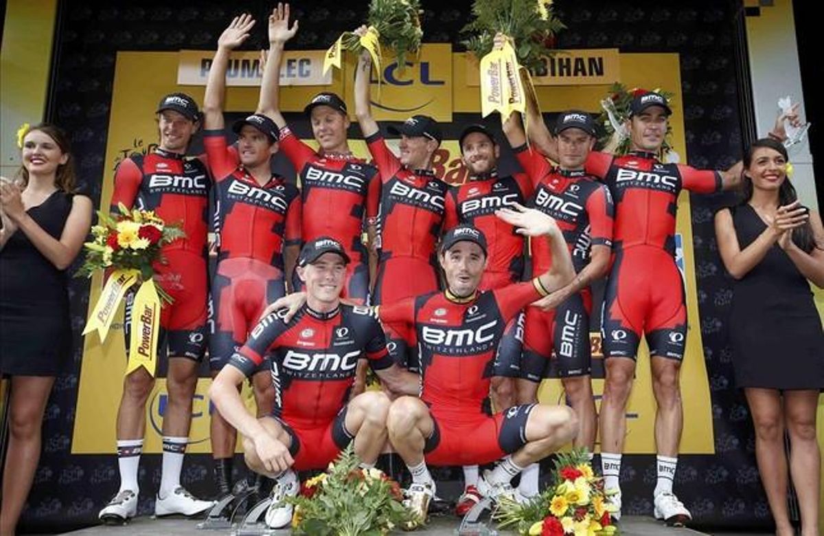 El equipo BMC, con Samuel Sánchez agachado a la derecha, en el podio como ganador de la contrarreloj por equipos del Tour. El equipo BMC, con Samuel Sánchez agachado a la derecha, en el podio como ganador de la contrarreloj por equipos del Tour.