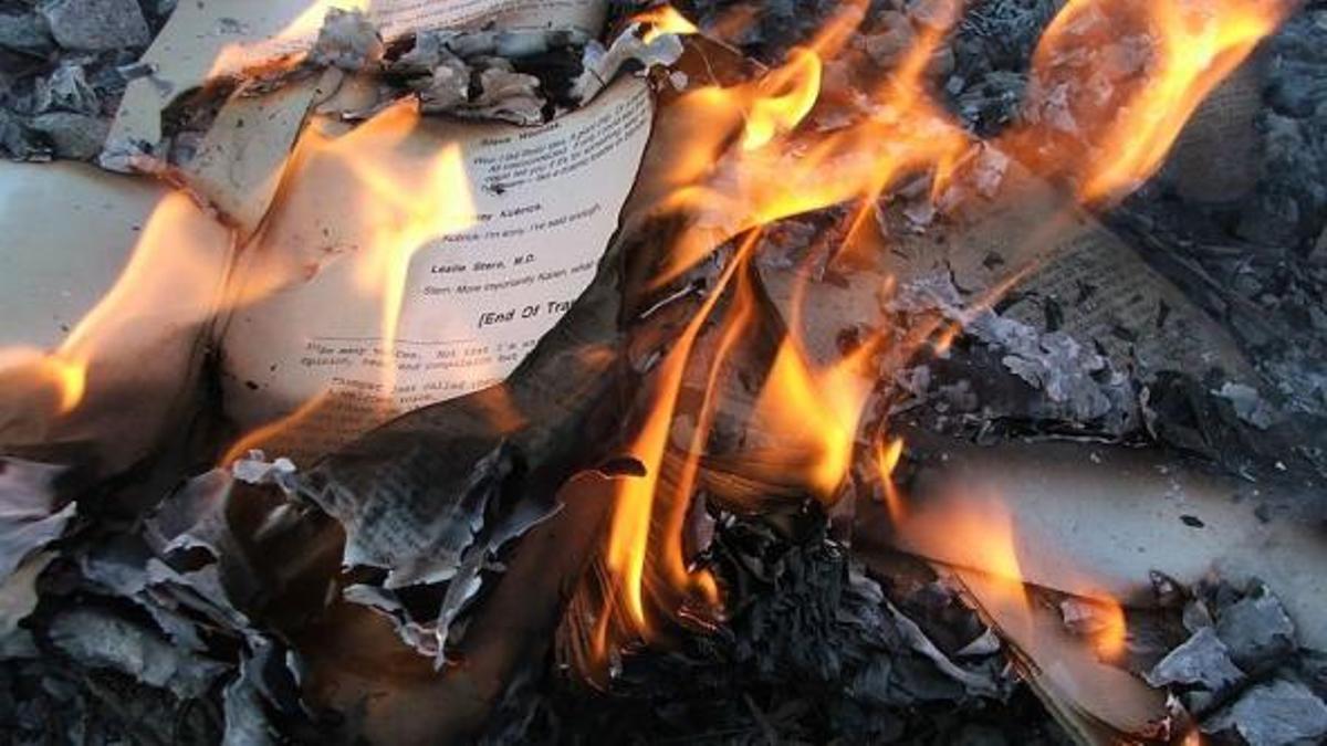 El Estado Islámico quema los libros de la biblioteca y de las librerías de Mosul.