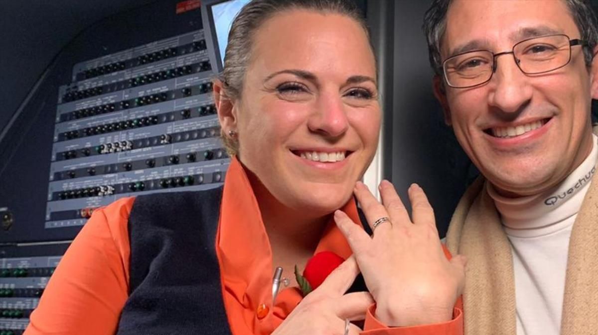 El novio de una azafata aparece por sorpresa en su avión y se declara ante el pasaje. El novio de una azafata aparece por sorpresa en su avión y se declara ante el pasaje.