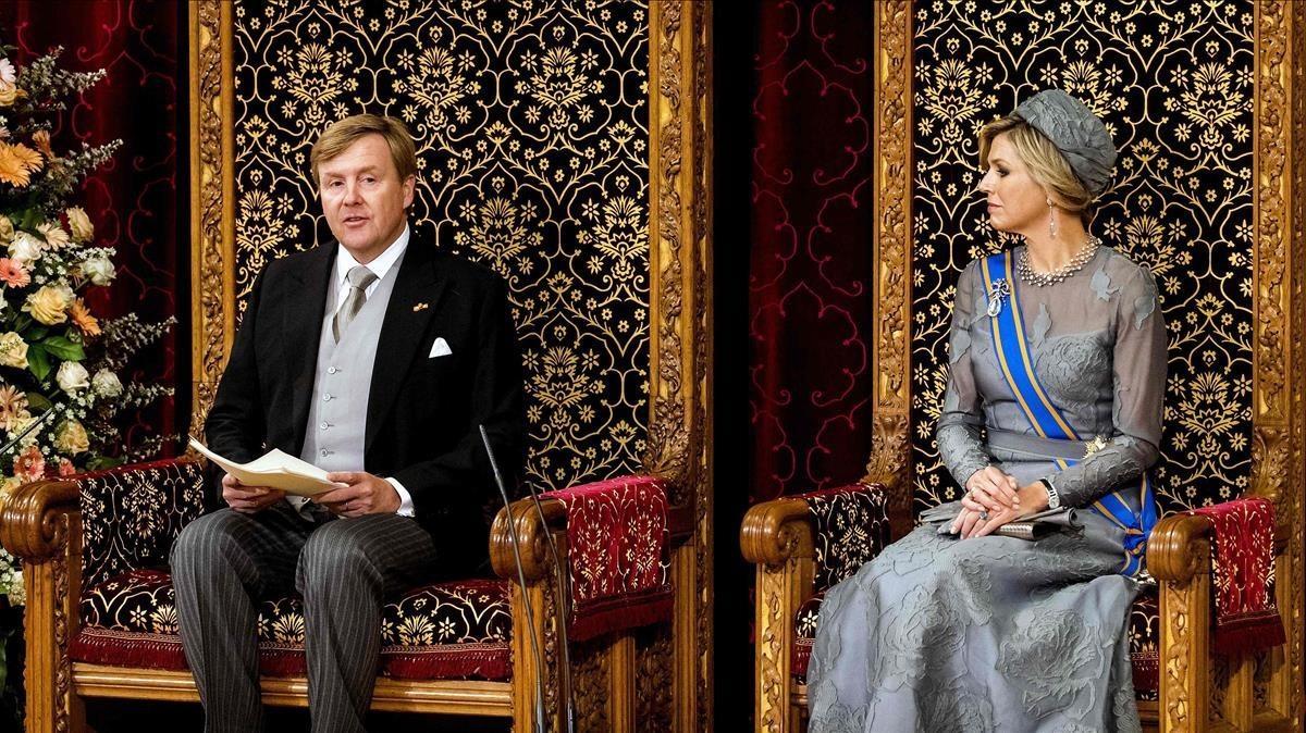 El monarca holandés, Guillermo Alejandro, y la reina Máxima, durante el discurso del rey el Día del Príncipe