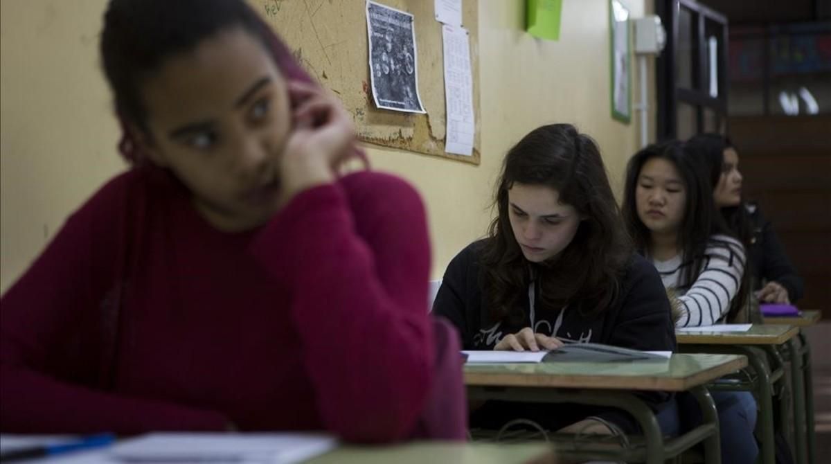 Pruebas de cuarto de la ESO en el Institut Luis Vives, el pasado febrero. Pruebas de cuarto de la ESO en el Institut Luis Vives, el pasado febrero.