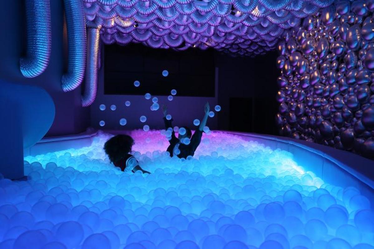 Sacando adrenalina instagramer en la piscina de bolas futurista de Ikono.