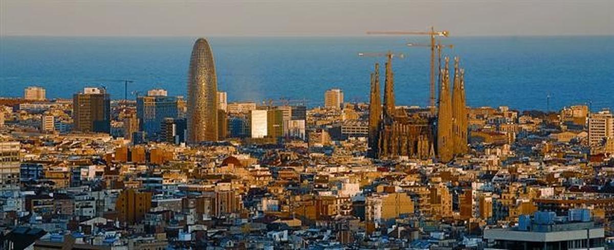 Atardecer en Barcelona, con la Sagrada Família y la torre Agbar.