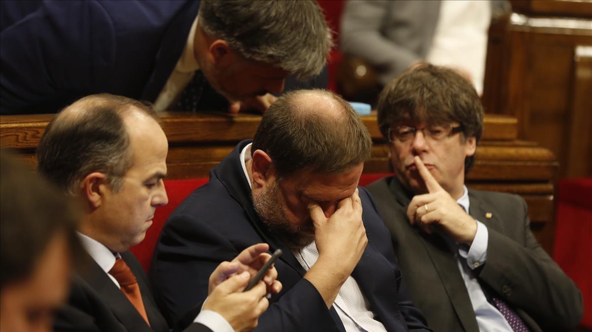 Carles Puigdemont, Oriol Junqueras y Jordi Turull, durante el pleno de la ley de ruptura en el Parlament
