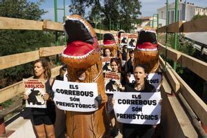 marcha de dinosaurios animalista por las calles de Vidreres, este sábado