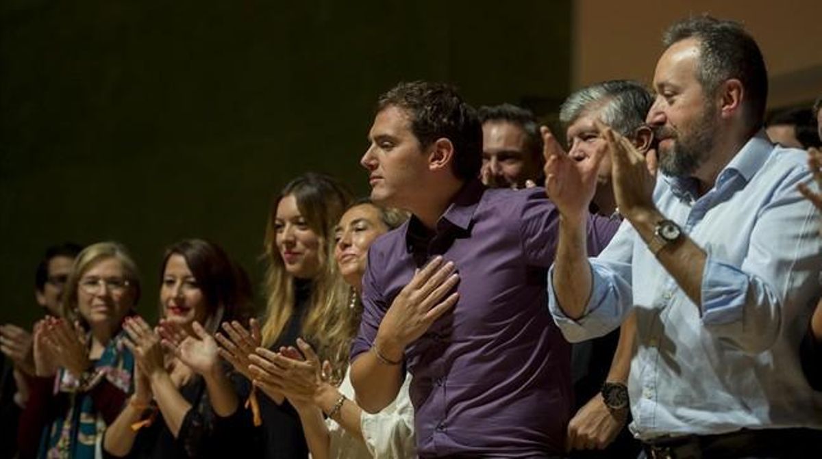 Albert Rivera y Juan Carlos Girauta, entre otros, en el acto celebrado por Ciutadans este domingo. Albert Rivera y Juan Carlos Girauta, entre otros, en el acto celebrado por Ciutadans este domingo.