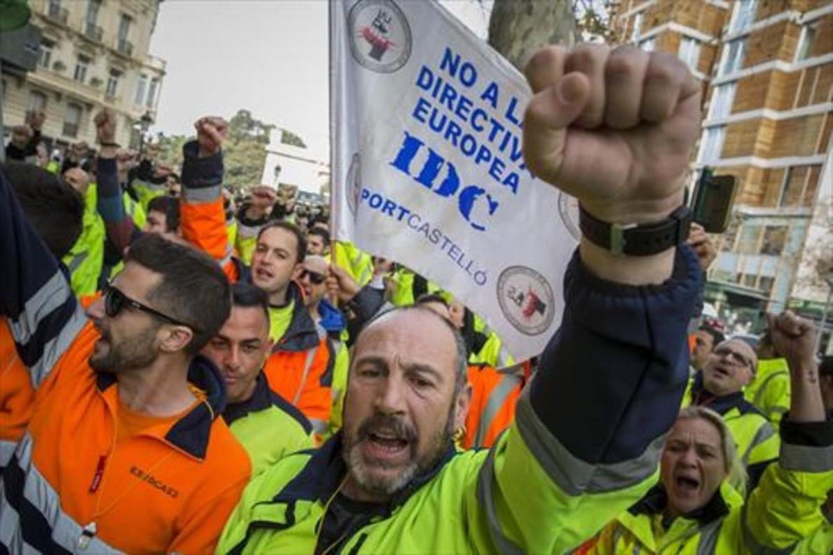 Protesta de estibadores ante la delegación del Gobierno en València, en febrero de este año. Protesta de estibadores ante la delegación del Gobierno en València, en febrero de este año.