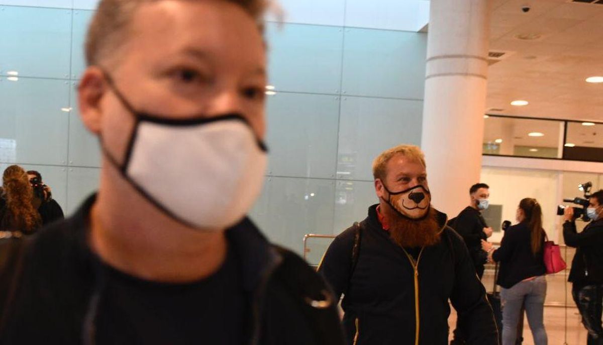 Llegada al aeropuerto de El Prat de los primeros ingleses procedentes de UK con el vuelo de Ryanair desde Londres. Llegada al aeropuerto de El Prat de los primeros ingleses procedentes de UK con el vuelo de Ryanair desde Londres.