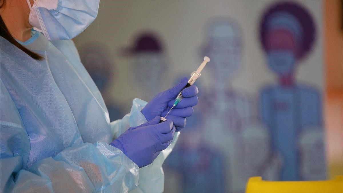 Una enfermera sostiene una vacuna contra el covid-19