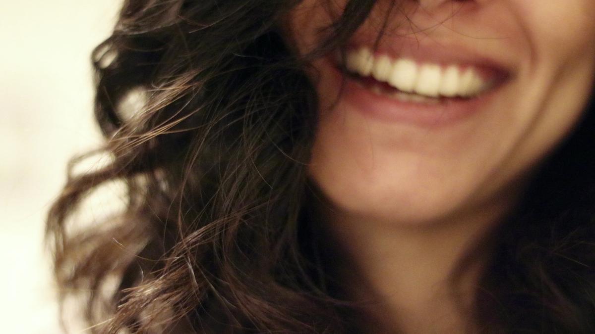 ¿Es verdad que si sonríes más eres más feliz?  la ciencia responde