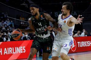 Lorenzo Brown, ante el madridista Llull en un partido de la pasada Euoliga