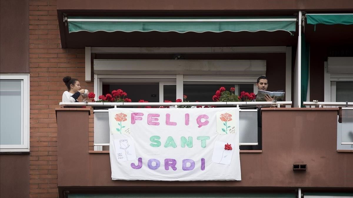 Pancartas y libros en un balcón del barri de Fort Pienc, en Barcelona, este Sant Jordi confinado. Pancartas y libros en un balcón del barri de Fort Pienc, en Barcelona, este Sant Jordi confinado.