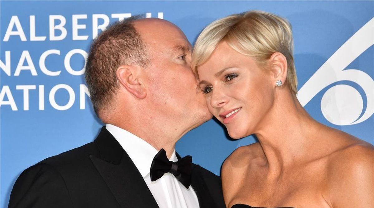 El príncipe Alberto besa a Charlene, en una imagen de 2017. El príncipe Alberto besa a Charlene, en una imagen de 2017.