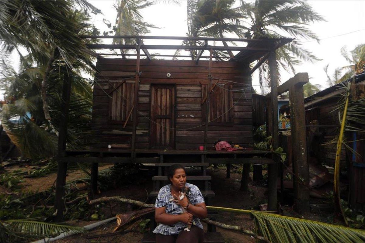 Una mujer fuera de su casa destrozada por un huracán en Nicaragua. Una mujer fuera de su casa destrozada por un huracán en Nicaragua.