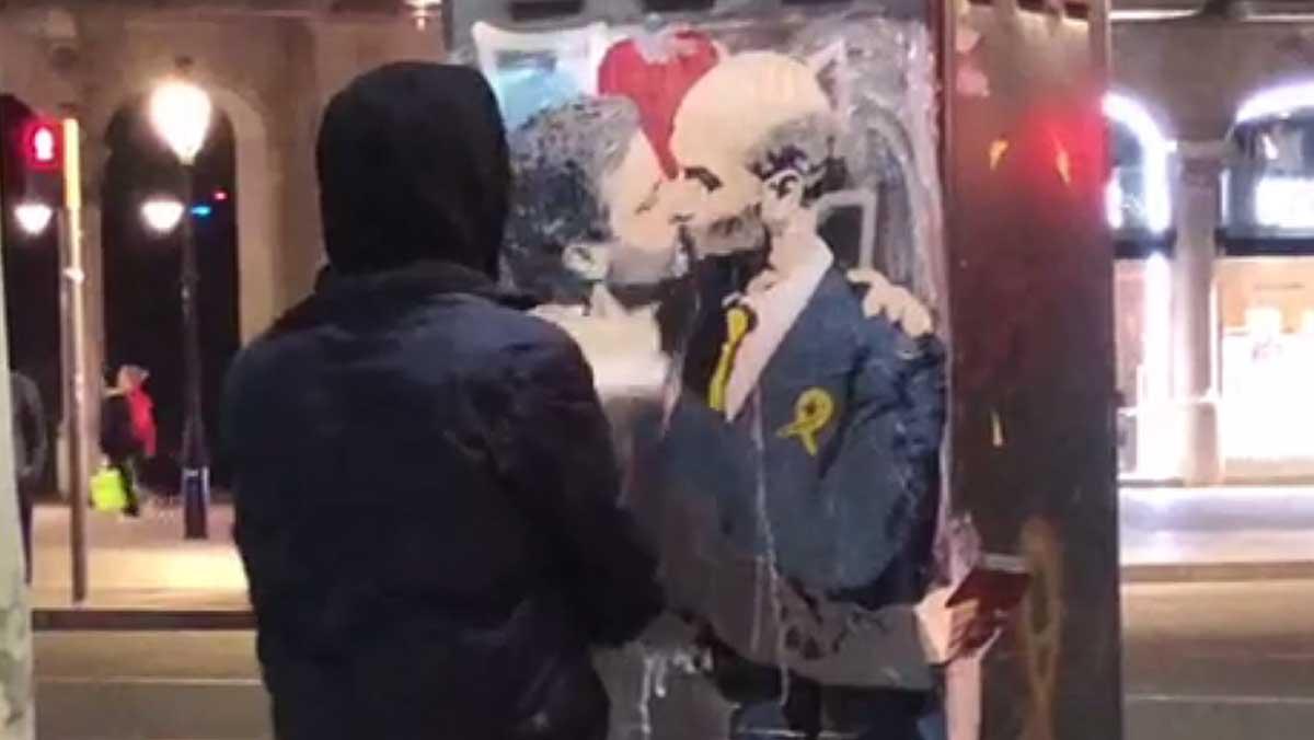 TvBoy, el artísta urbano que ha pintado el beso del Sant Jordi, entre Mourinho y Guardiola.