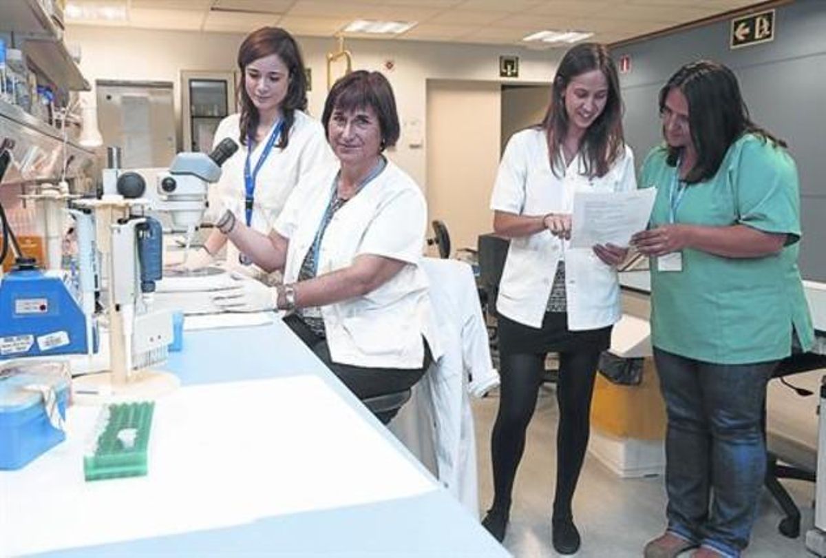 Silvia Rodríguez (primera a la izquierda), Marta Vives, Irma Pujol y Rosa Ampudia, investigadoras sobre inmunología en diabetes, en Can Ruti. Silvia Rodríguez (primera a la izquierda), Marta Vives, Irma Pujol y Rosa Ampudia, investigadoras sobre inmunología en diabetes, en Can Ruti.