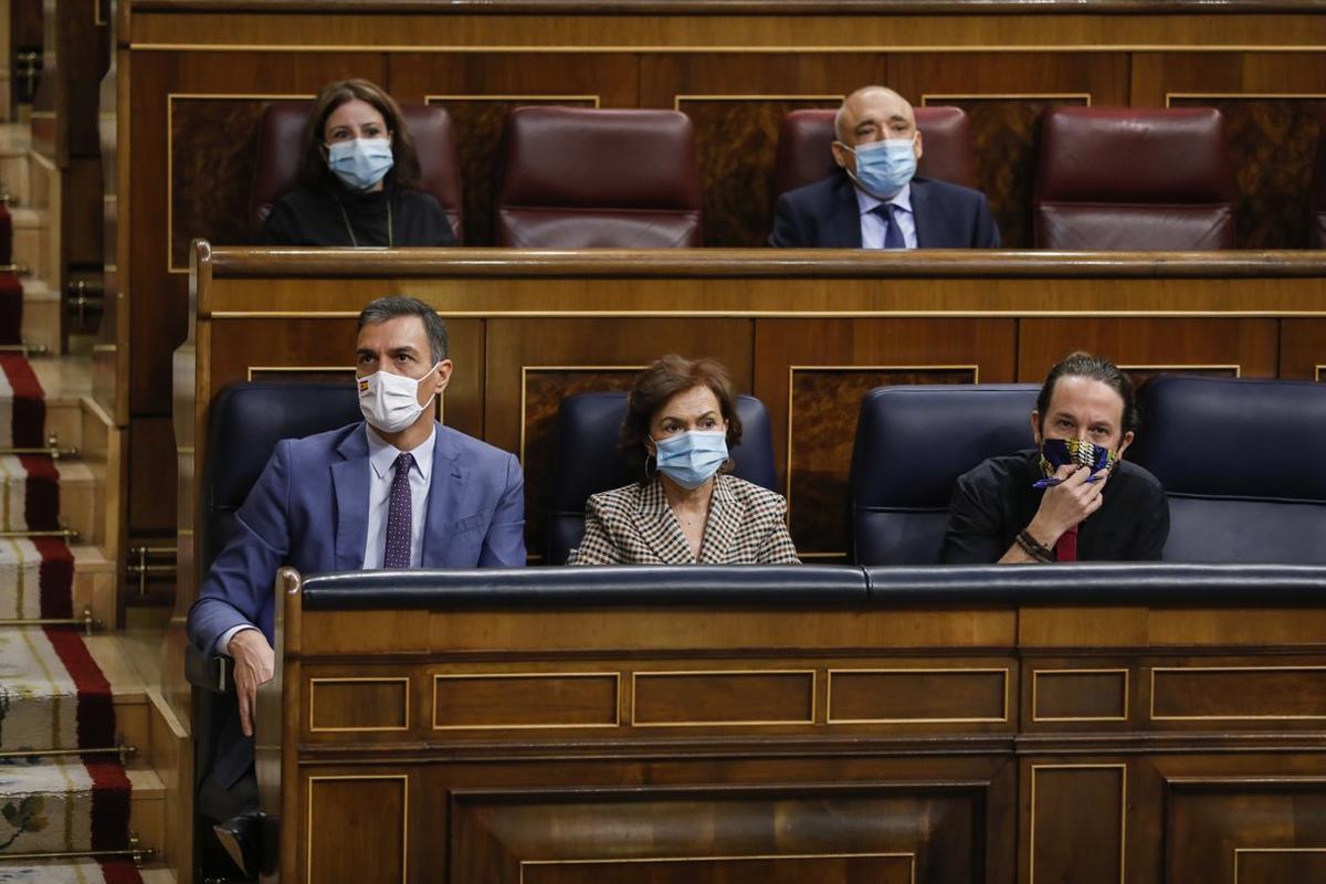 Pedro Sánchez, junto con los vicepresidentes Carmen Calvo y Pablo Iglesias, el pasado 14 de octubre en la sesión de control al Gobierno en el Congreso.