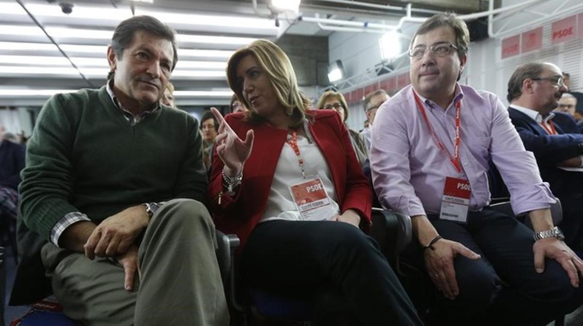 Javier Fernández, Susana Díaz y Guillermo Fernández Vara, durante la reunión del comité federal del PSOE del pasado sábado.