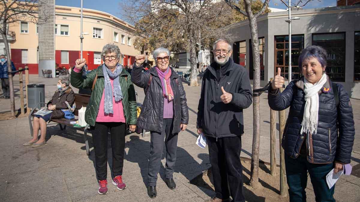 Teresa, Inés, Manolo y Loli, esta semana en la plaza de la Vila de Santa Coloma. 
