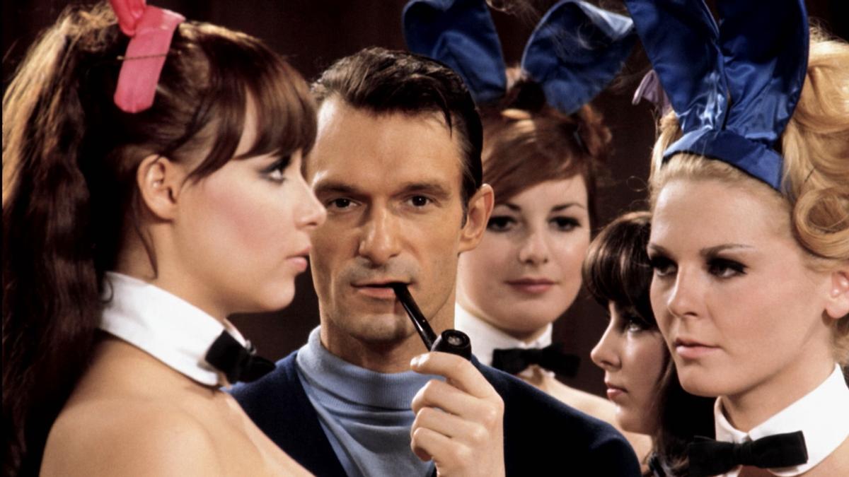 Hugh Hefner, rodeado de ’conejitas’, en los años 60-70