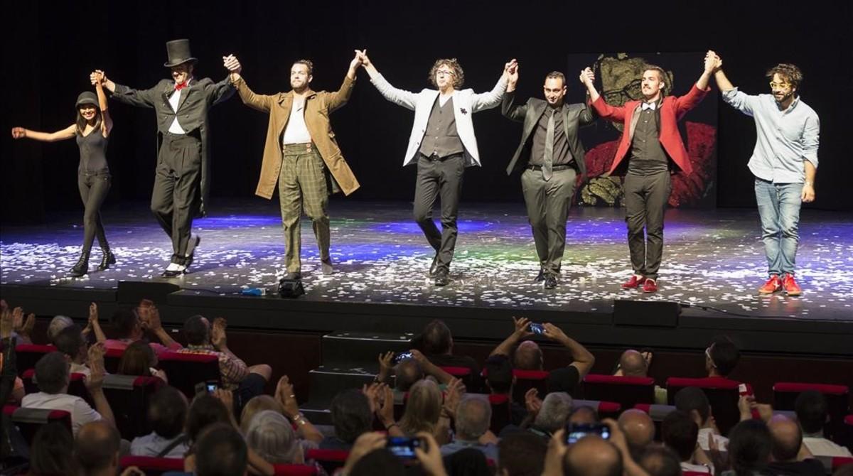 Los magos premiados y en el centro el presentador, Isaac Jurado, en la gala de clausura del Congreso Mágico Nacional, celebrado en Manresa.