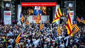 Manifestantes congregados en la plaza Catalunya de Barcelona escuchan el discurso de Carles Puigdemont durante la celebración del sexto aniversario del 1-0
