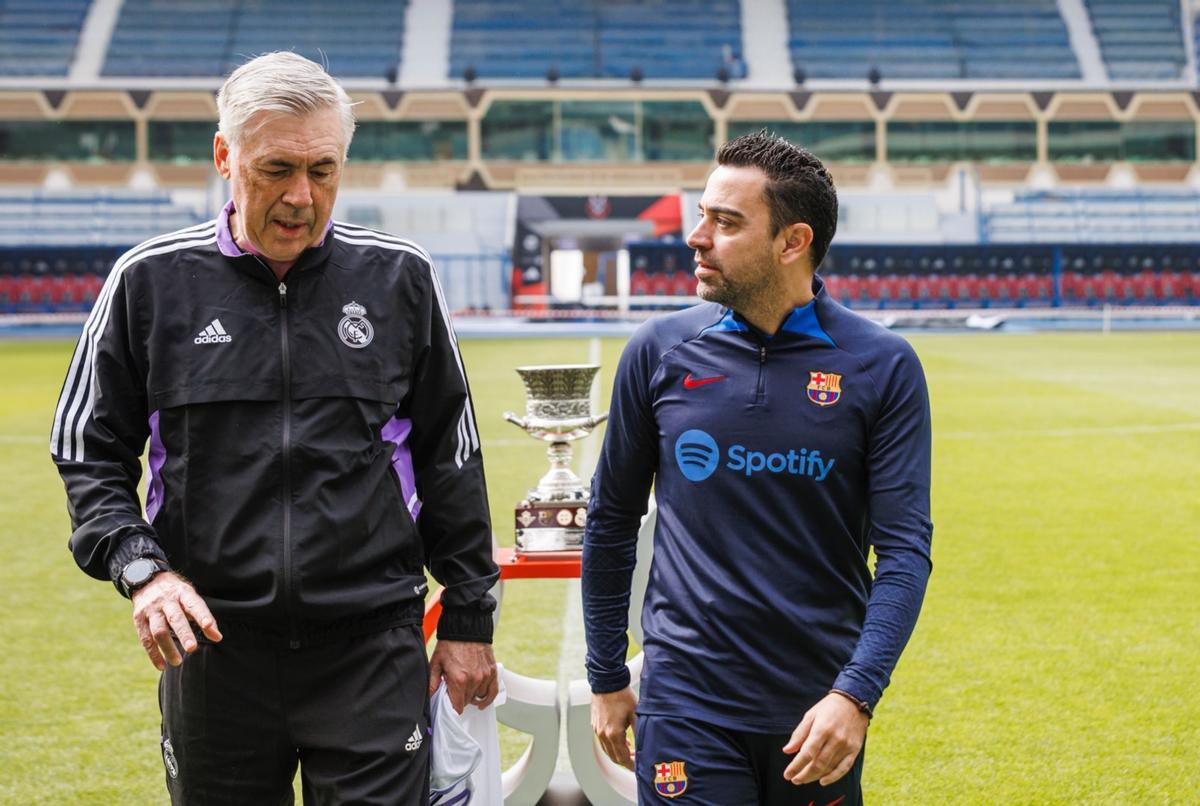 Ancelotti y Xavi abandonan el estadio de Riad tras posar con la Supercopa de España.