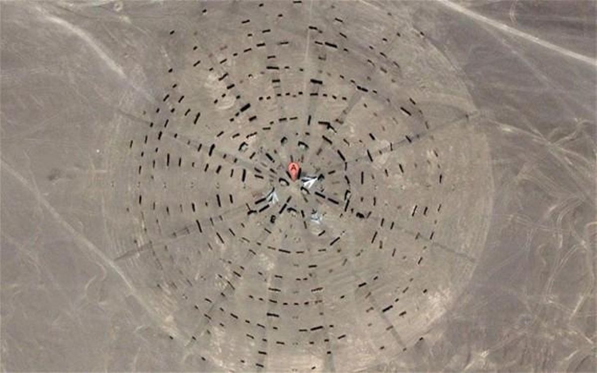Estructura con forma de círculos concéntricos, en cuyo se centro se localizan tres aviones de las fuerzas aéreas chinas. Estructura con forma de círculos concéntricos, en cuyo se centro se localizan tres aviones de las fuerzas aéreas chinas.