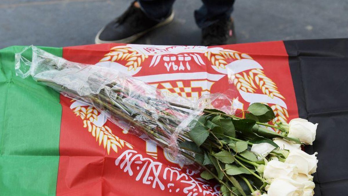 Flores sobre una bandera de Afganistán durante una manifestación contra los ataques con drones en el país asiático Flores sobre una bandera de Afganistán durante una manifestación contra los ataques con drones en el país asiático