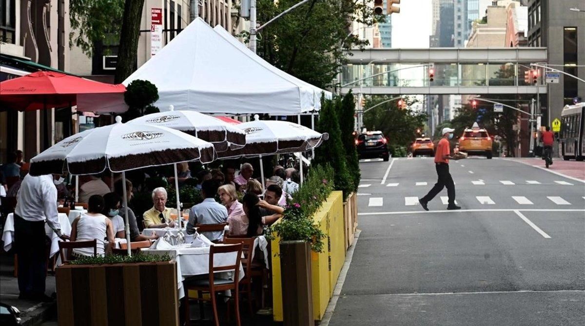 Gente comiendo en un restaurante de Manhattan. Gente comiendo en un restaurante de Manhattan.
