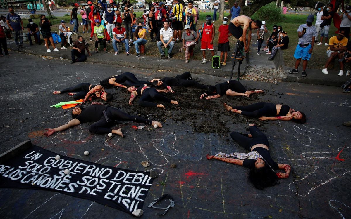 Personas participan hoy en el performance ¿Quién los Mató?, contra la violencia policial. Personas participan hoy en el performance ¿Quién los Mató?, contra la violencia policial.
