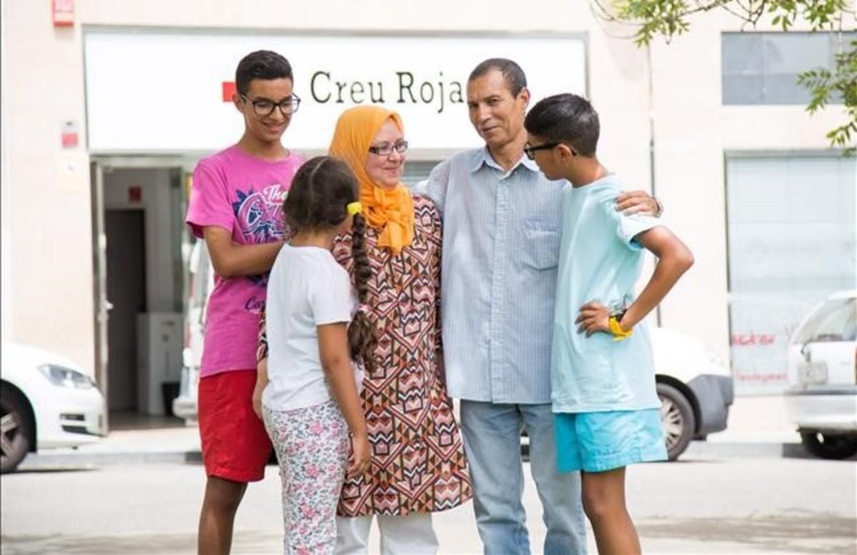 Marian y Abdelatif y sus tres hijos, en Terrassa. Marian y Abdelatif y sus tres hijos, en Terrassa.
