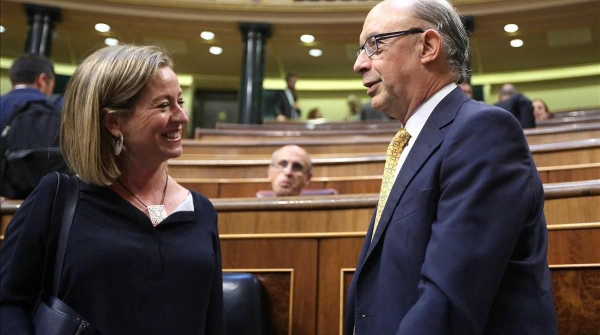 Ana Oramas (CC) conversa con Cristóbal Montoro en el Congreso. Ana Oramas (CC) conversa con Cristóbal Montoro en el Congreso.
