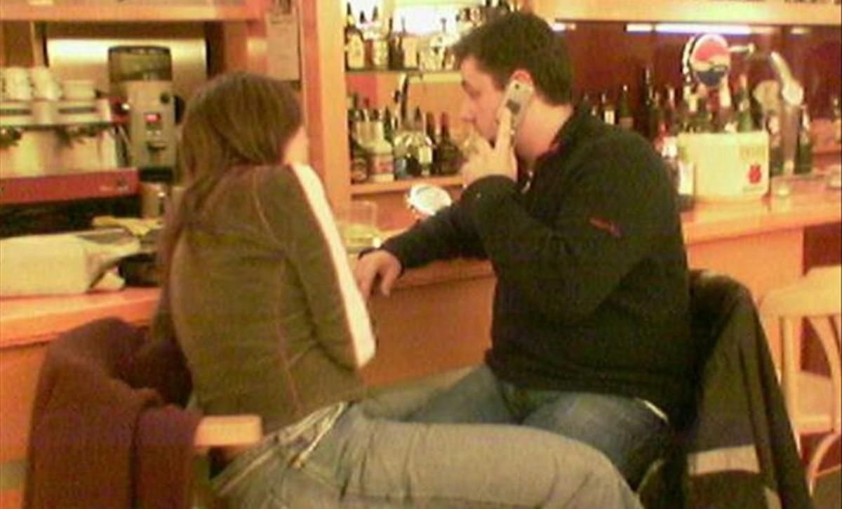 Francisco Gómez Manzanares en el País Vasco hace más de 10 años, más obeso, con una de sus posibles víctima en un bar. Francisco Gómez Manzanares en el País Vasco hace más de 10 años, más obeso, con una de sus posibles víctima en un bar.