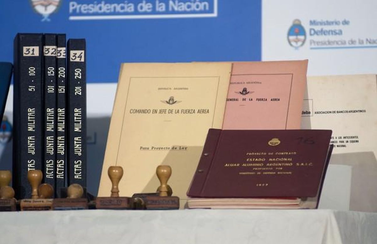 Algunos de los documentos secretos de la Junta Militar argentina, el lunes en Buenos Aires. Algunos de los documentos secretos de la Junta Militar argentina, el lunes en Buenos Aires.