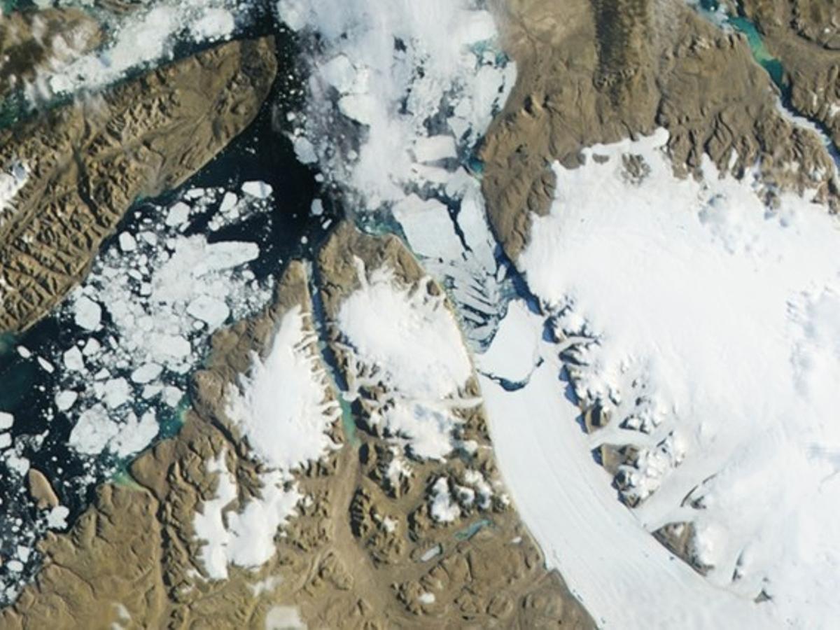 Imagen por satélite tomada por la NASA en la que se aprecia el desprendimiento del iceberg del glaciar Petermann.