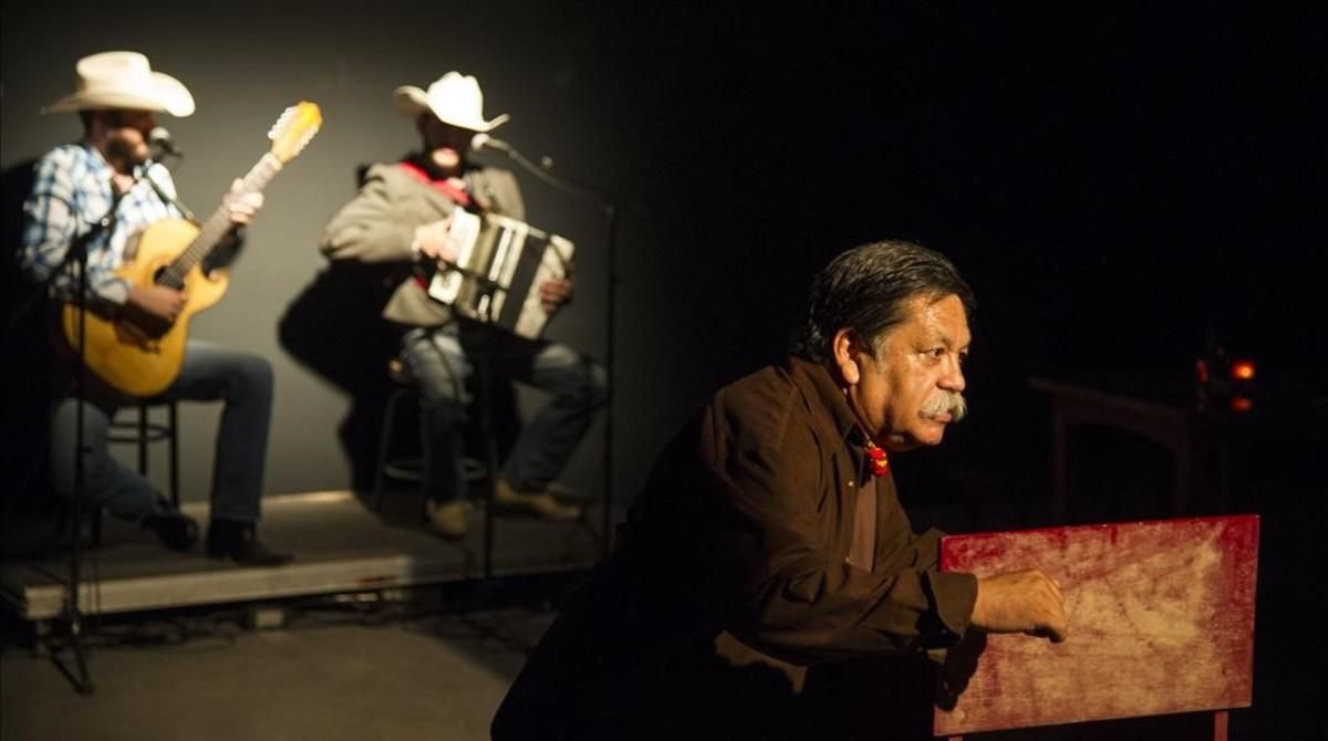 Momento de ’Misa Fronteriza’, de la compañía mexicana Universiteatro & Goruz Teatro. Momento de ’Misa Fronteriza’, de la compañía mexicana Universiteatro & Goruz Teatro.