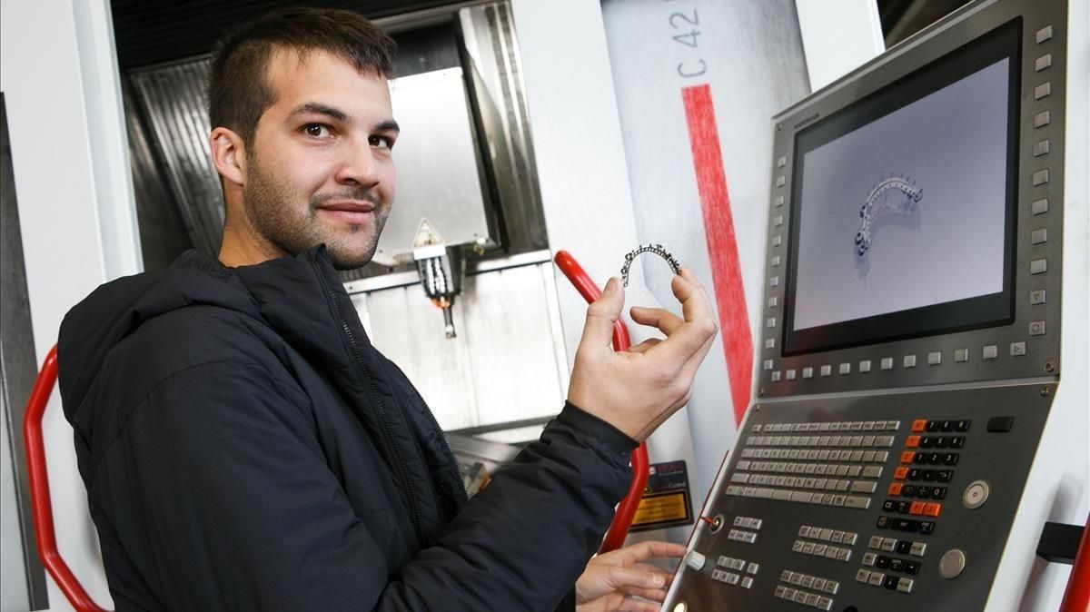 Oriol Morató en el taller donde fabrica piezas mecánicas de precisión. Oriol Morató en el taller donde fabrica piezas mecánicas de precisión.