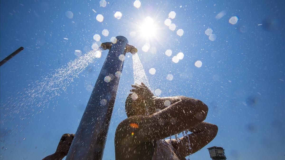 Un ciudadano se refresca ante las altas temperaturas. Un ciudadano se refresca ante las altas temperaturas.