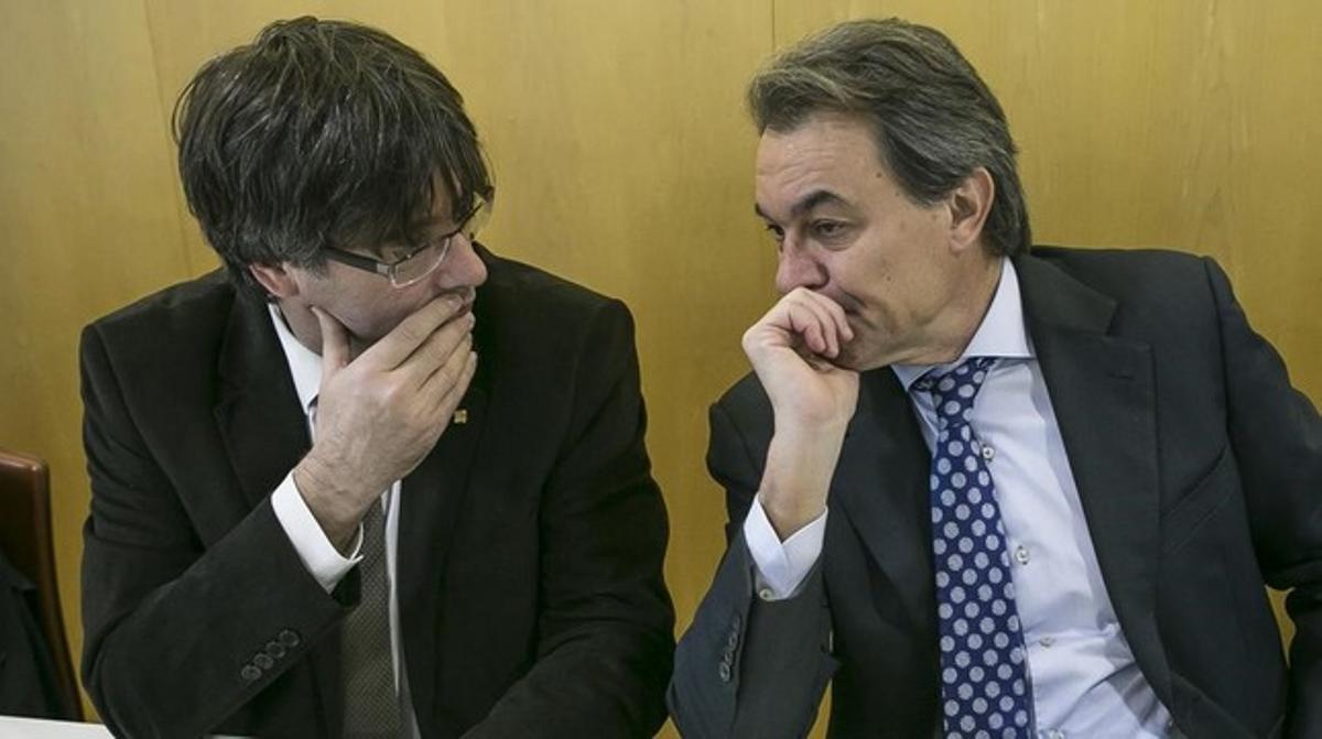 Carles Puigdemont y Artur Mas, en la reunión de la ejecutiva de CDC del pasado 18 de enero.