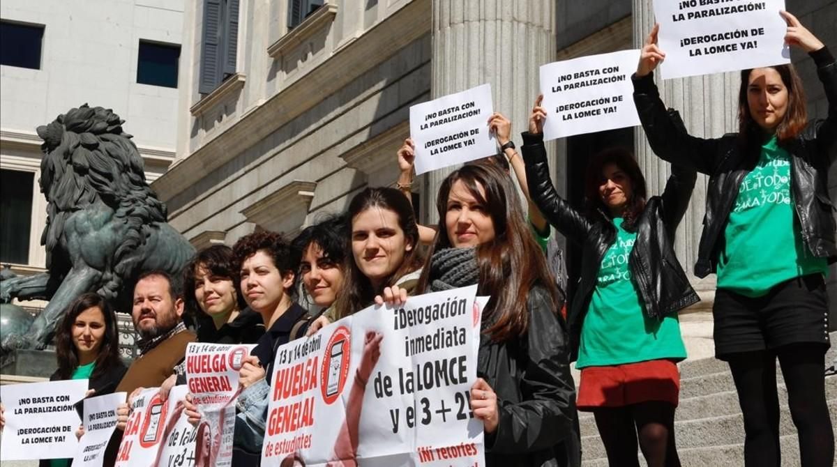 Miembros del Sindicato de Estudiantes (SE) exigen las derogación de la LOMCE en la escalinata de acceso al Congreso. Miembros del Sindicato de Estudiantes (SE) exigen las derogación de la LOMCE en la escalinata de acceso al Congreso.